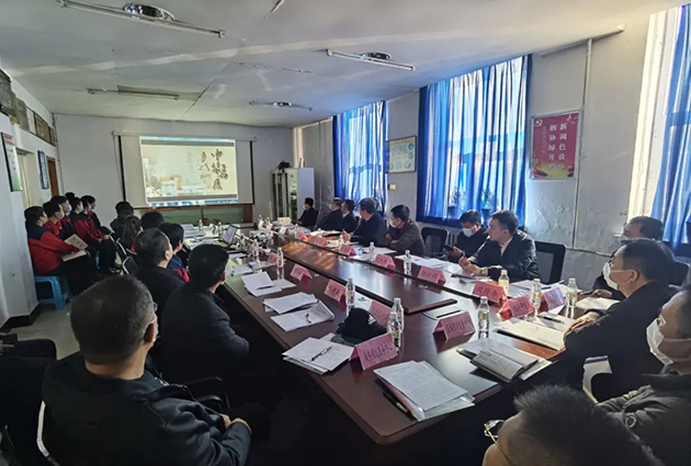 孙东深入乐动体育制药有限责任公司主持召开现场